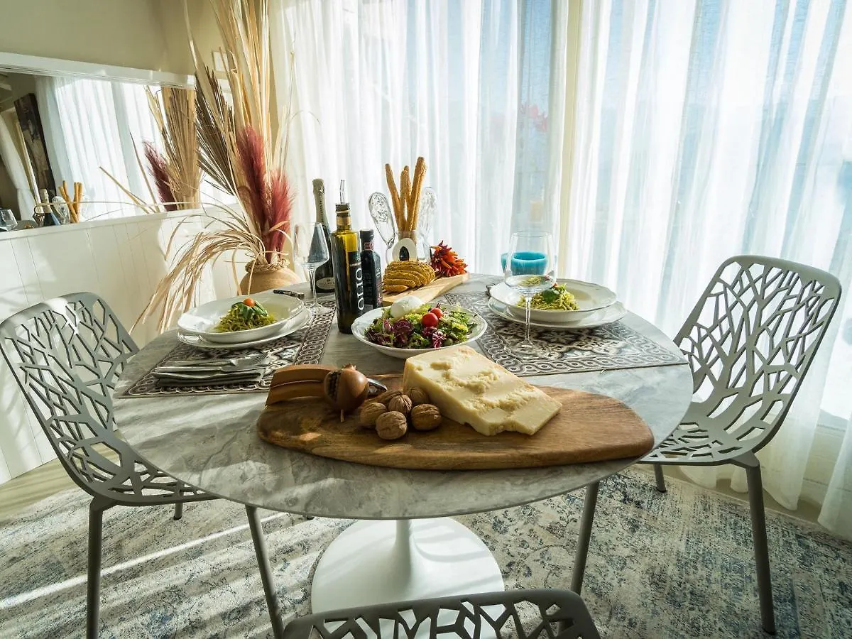 Colosseo With Wonderful Lake View And Swimming Pool Parzanica アパート